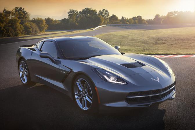 La Chevrolet Corvette Stingray, presentata in anteprima al Salone di Ginevra a marzo, arriva nelle concessionarie europee in autunno. Mossa da 6,2 litri V8 ha 460 Cv e una coppia monstre da 630 Nm. Disponibile sia coup che convertible. Il listino della settima generazione di Corvette parte da 70.990 euro